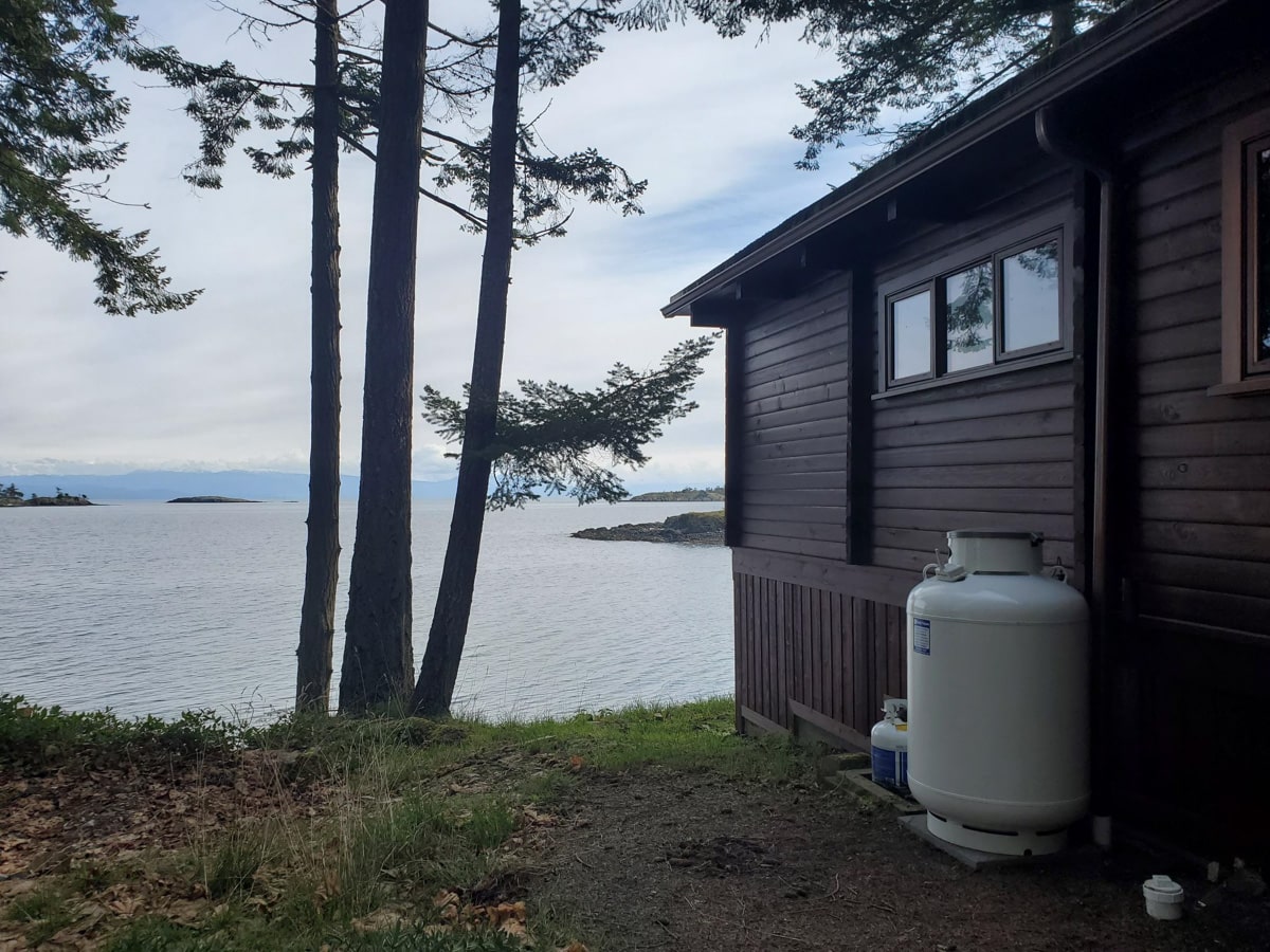 Cabin by the tranquil lake