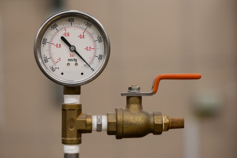 Pressure gauge with valve and handle